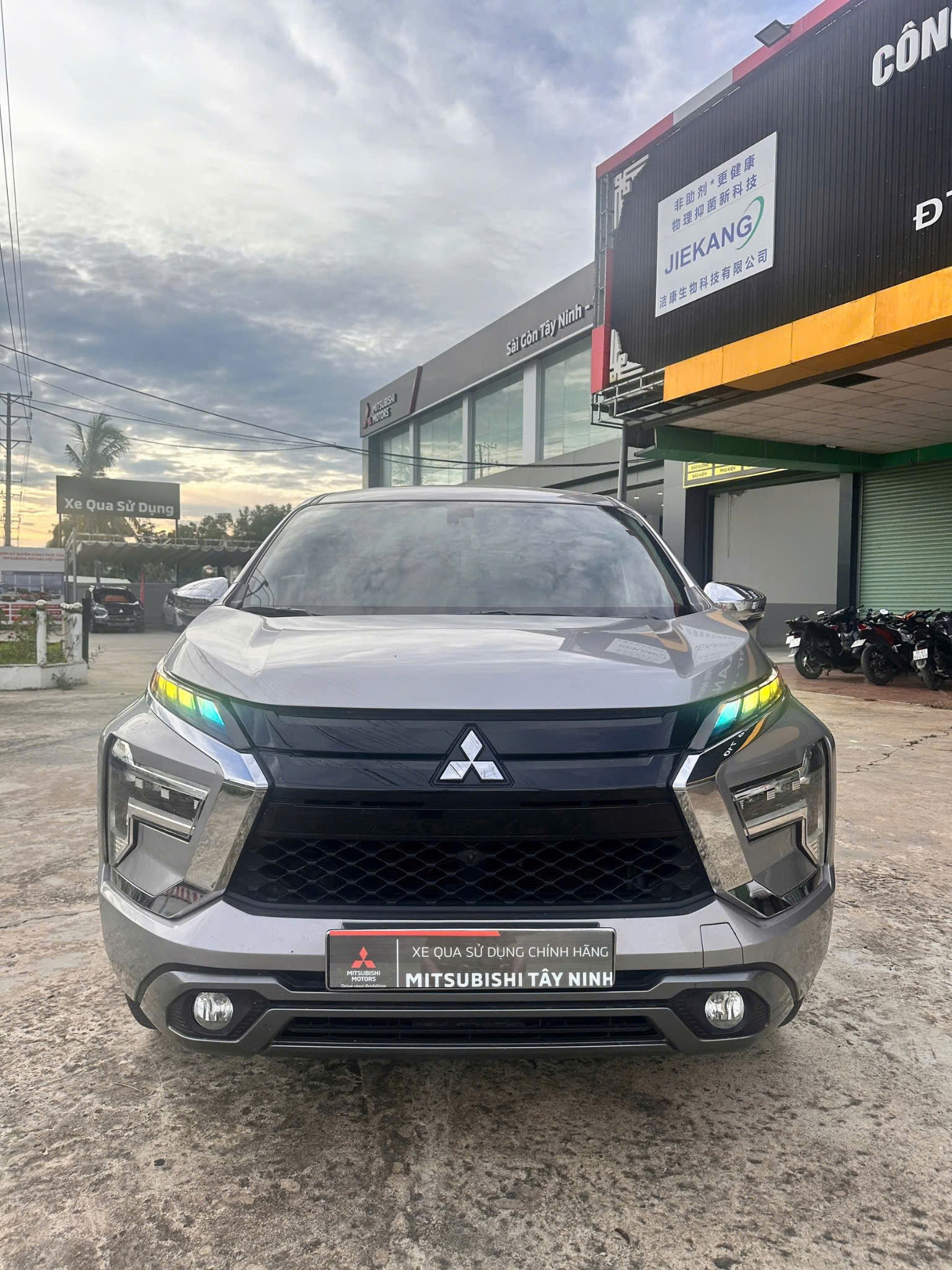 Hình ảnh xe XPANDER PREMIUM BẠC 2023