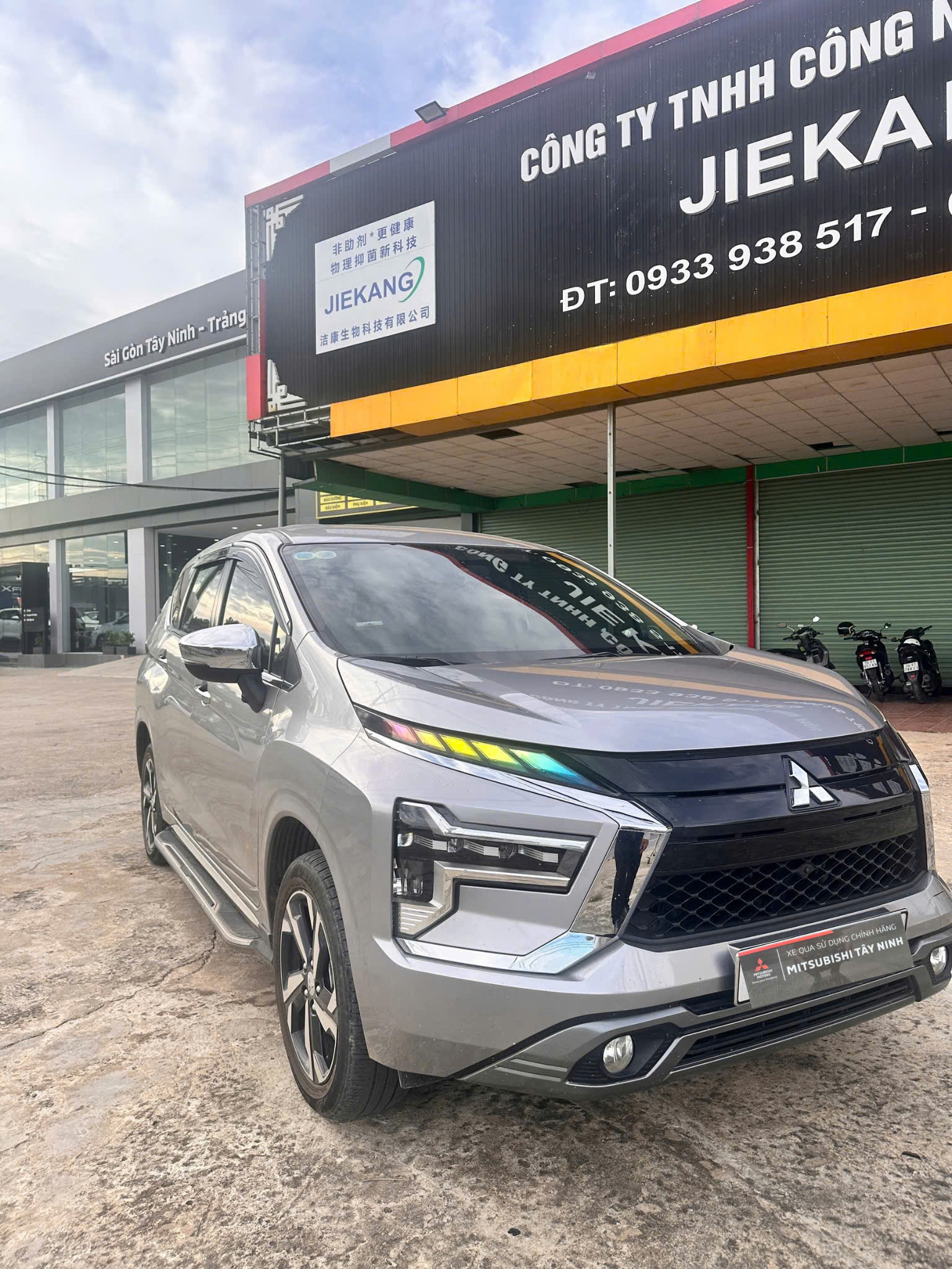 Hình ảnh xe XPANDER PREMIUM BẠC 2023