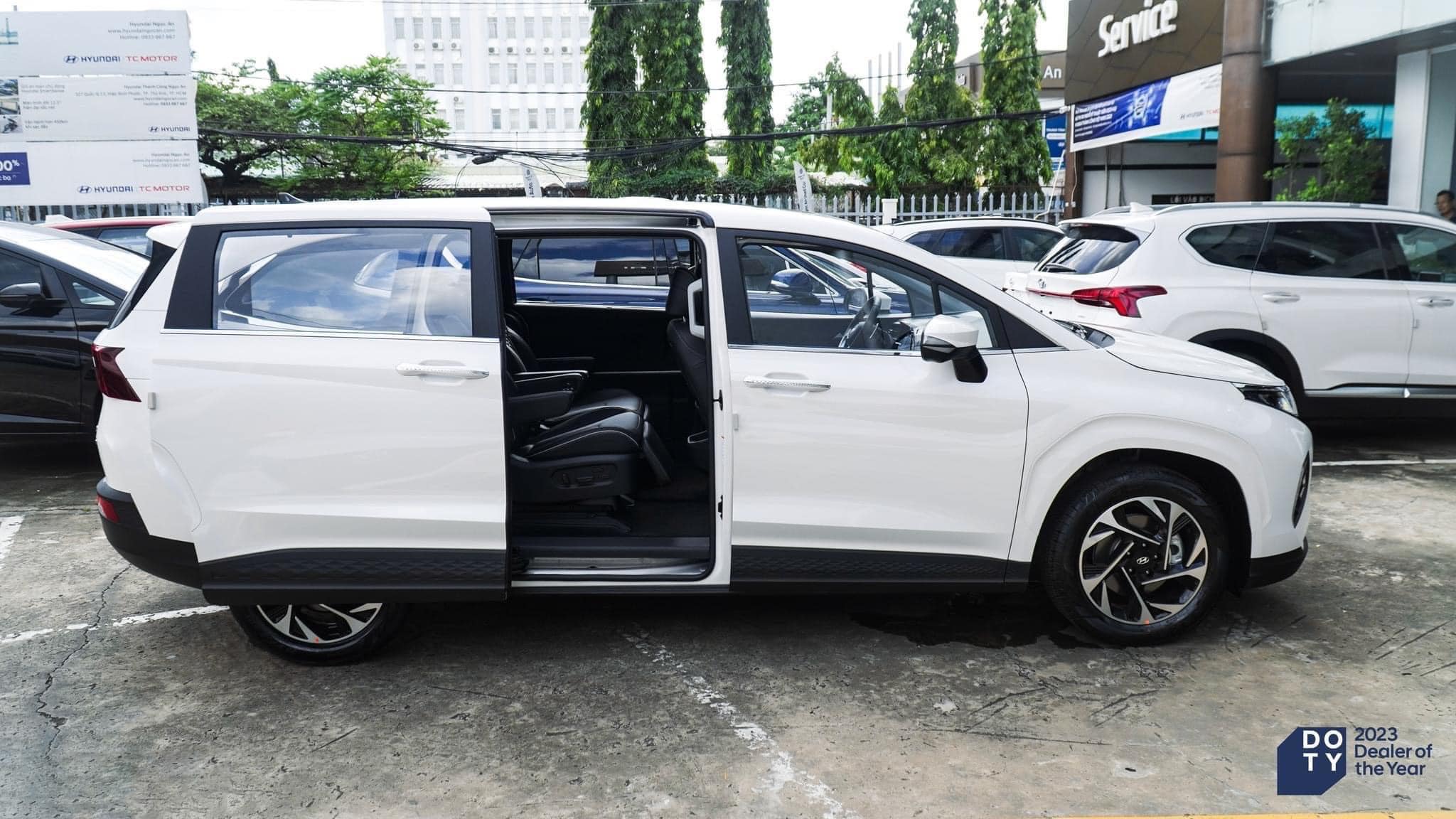Hình ảnh xe HYUNDAI CUSTIN 2.0T 2025 - TRẮNG