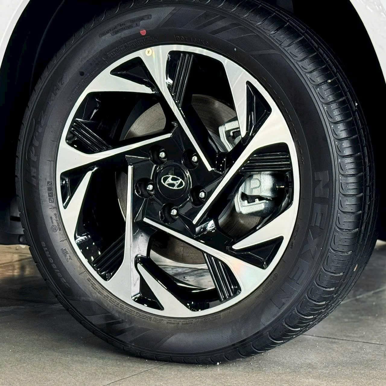 Hình ảnh xe HYUNDAI CUSTIN 2025 TRẮNG