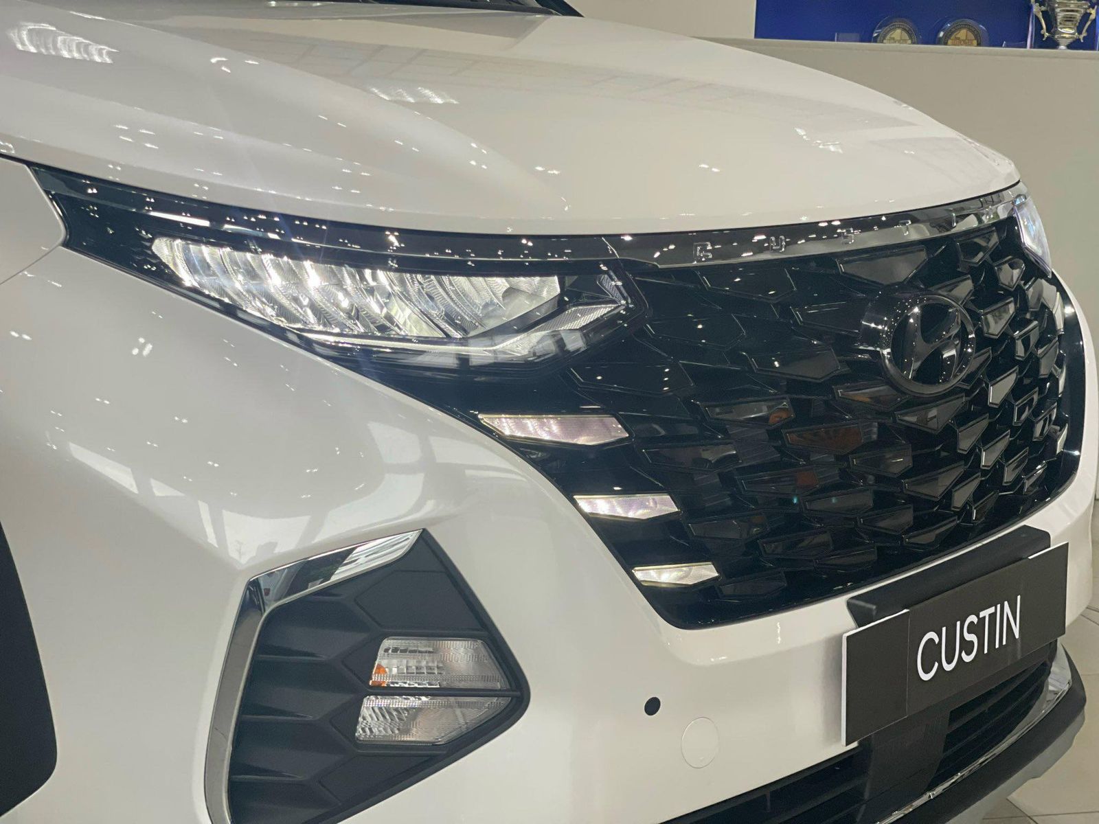 Hình ảnh xe HYUNDAI CUSTIN TIÊU CHUẨN 2025 - TRẮNG