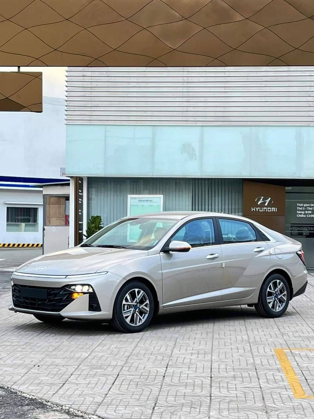 Hình ảnh xe HYUNDAI ACCENT 2024 CAO CẤP - GHI VÀNG