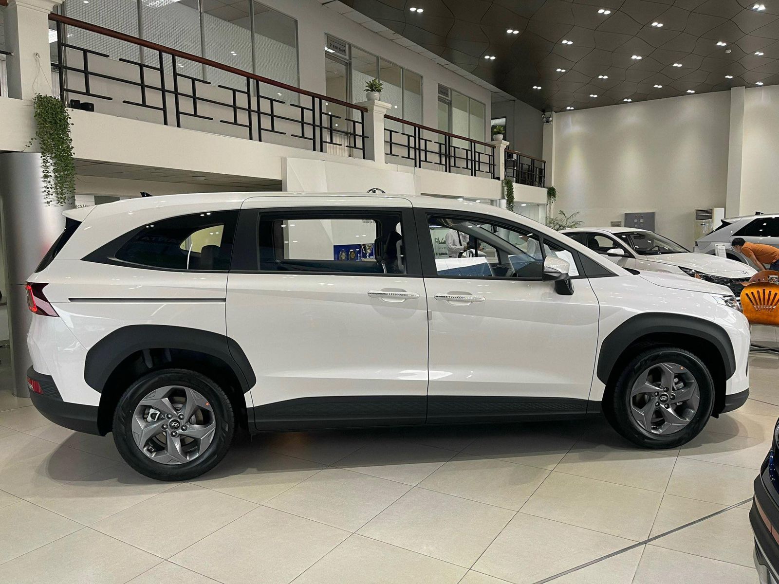 Hình ảnh xe HYUNDAI CUSTIN TIÊU CHUẨN 2025 - TRẮNG