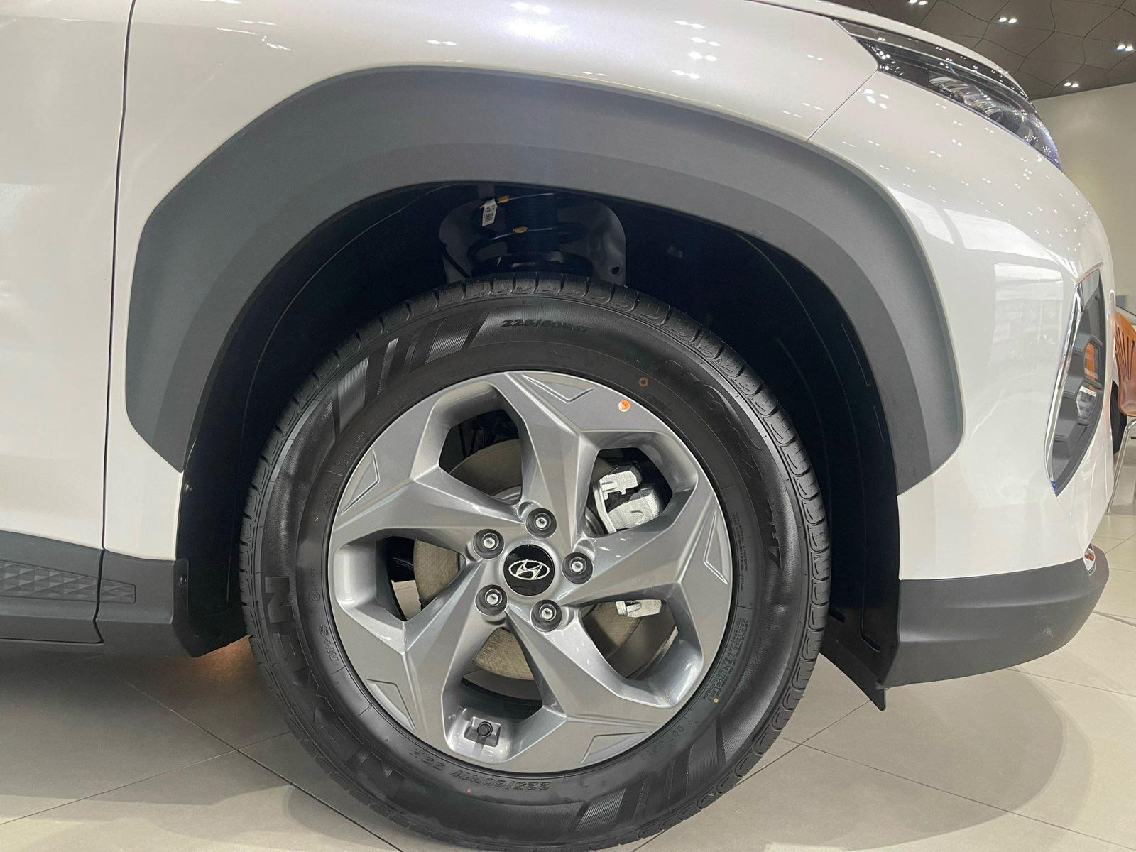 Hình ảnh xe HYUNDAI CUSTIN TIÊU CHUẨN 2025 - TRẮNG