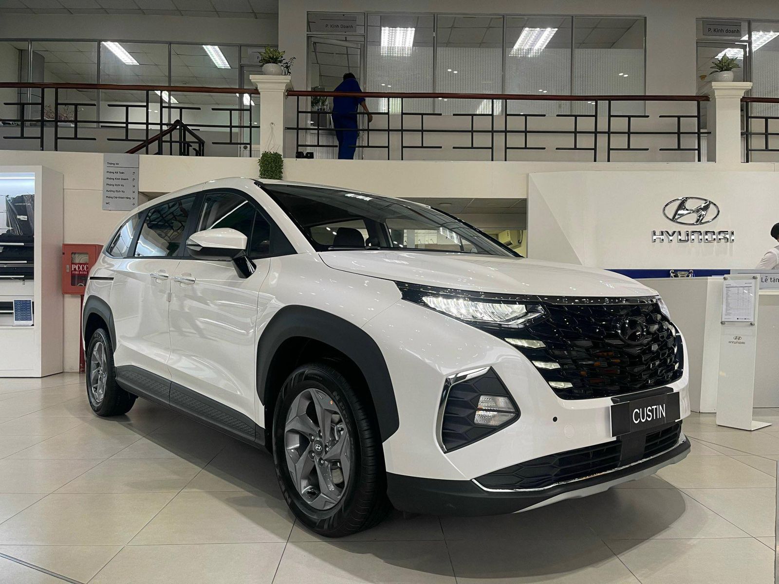 Hình ảnh xe HYUNDAI CUSTIN TIÊU CHUẨN 2025 - TRẮNG