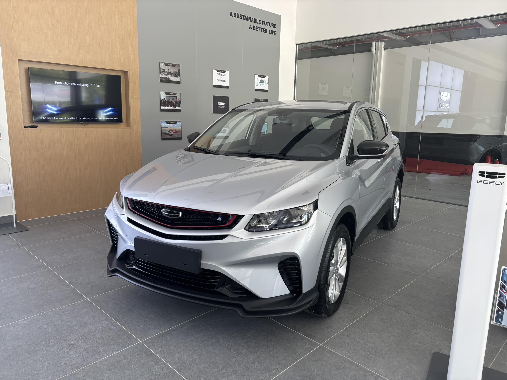 Hình ảnh xe GEELY COOLRAY STANDARD MAY BẠC NĂM 2025