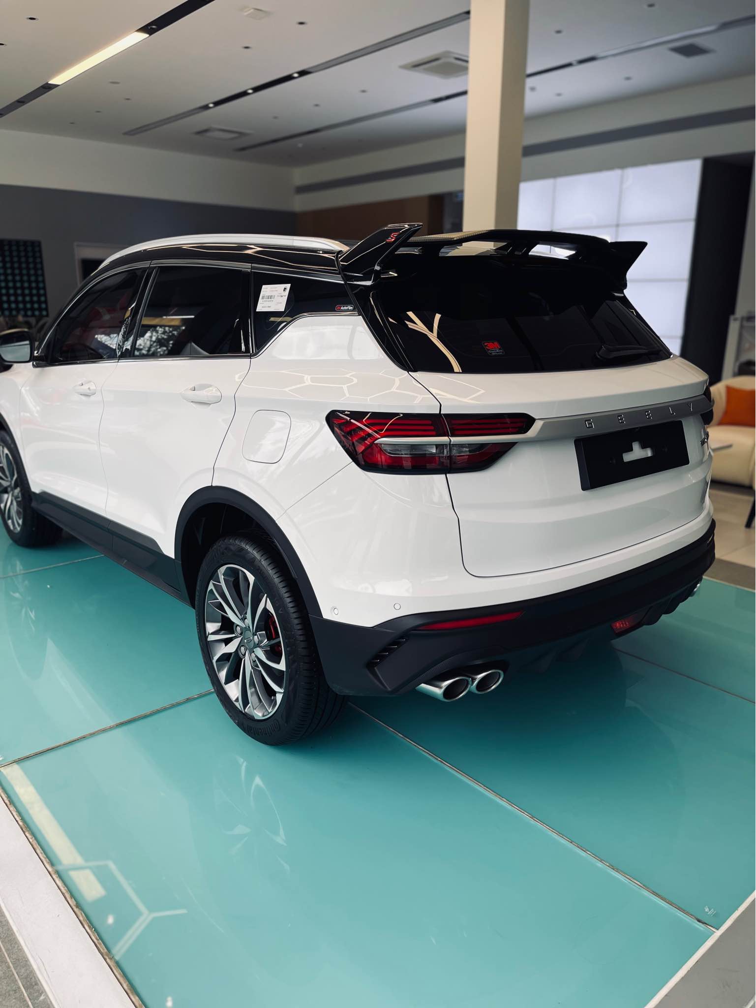 Hình ảnh xe GEELY COOLRAY FLAGSHIP MÀU TRẮNG NĂM 2025