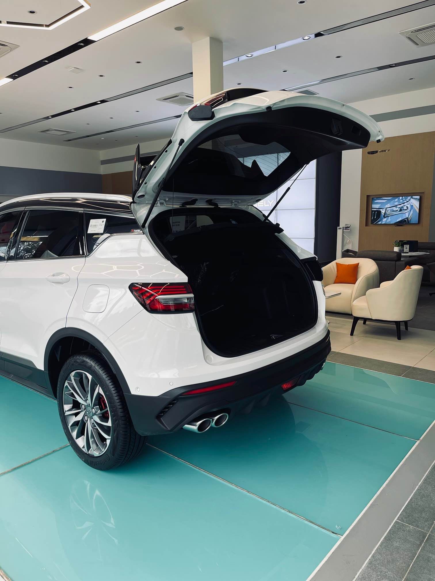 Hình ảnh xe GEELY COOLRAY FLAGSHIP MÀU TRẮNG NĂM