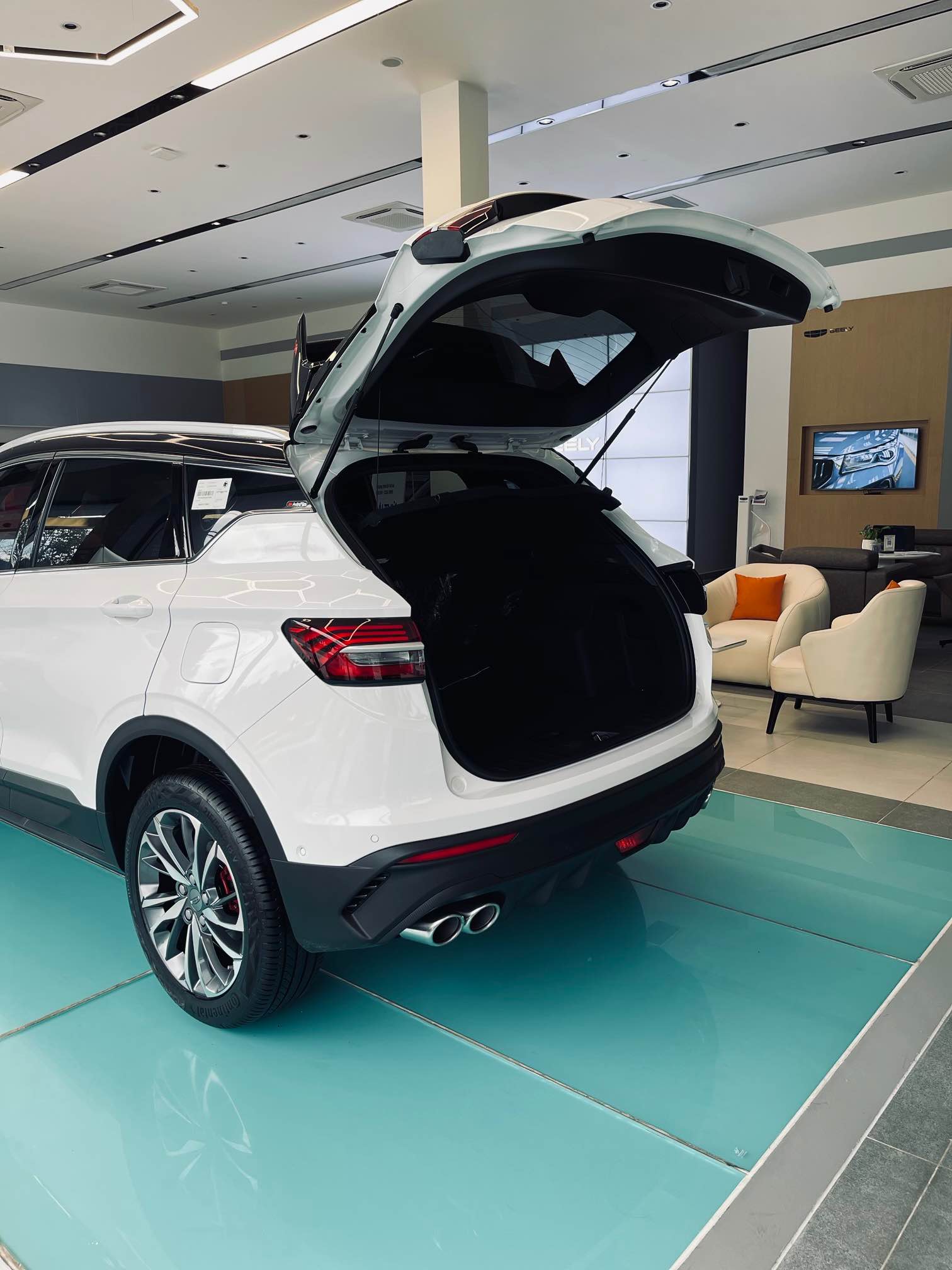 Hình ảnh xe GEELY COOLRAY FLAGSHIP MÀU TRẮNG NĂM 2025