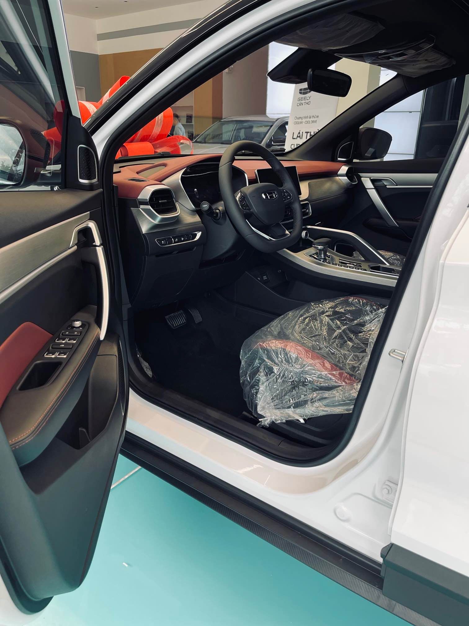 Hình ảnh xe GEELY COOLRAY FLAGSHIP MÀU TRẮNG NĂM