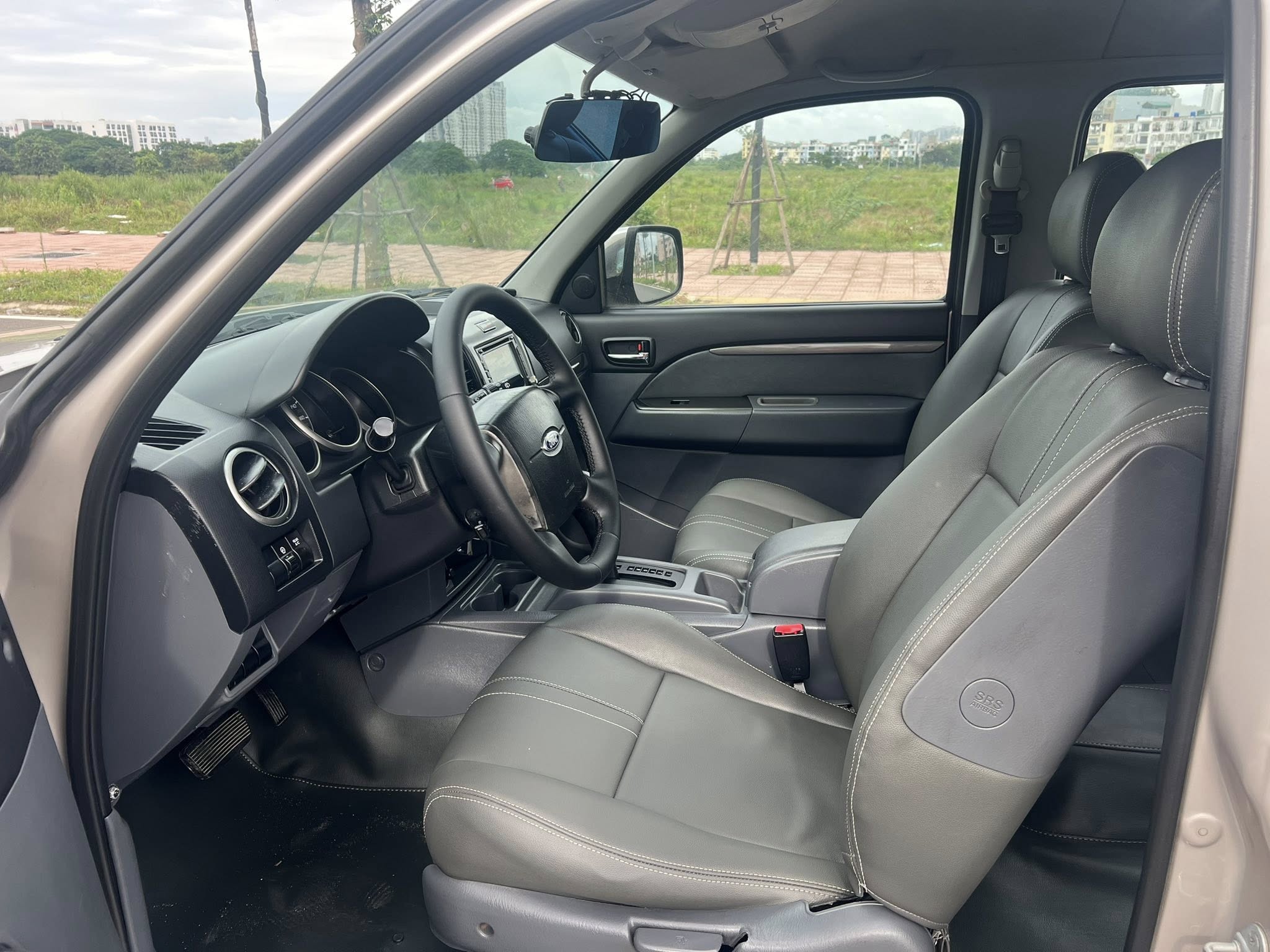 Hình ảnh xe Ford Everest 2.5L 4x2 AT 2014