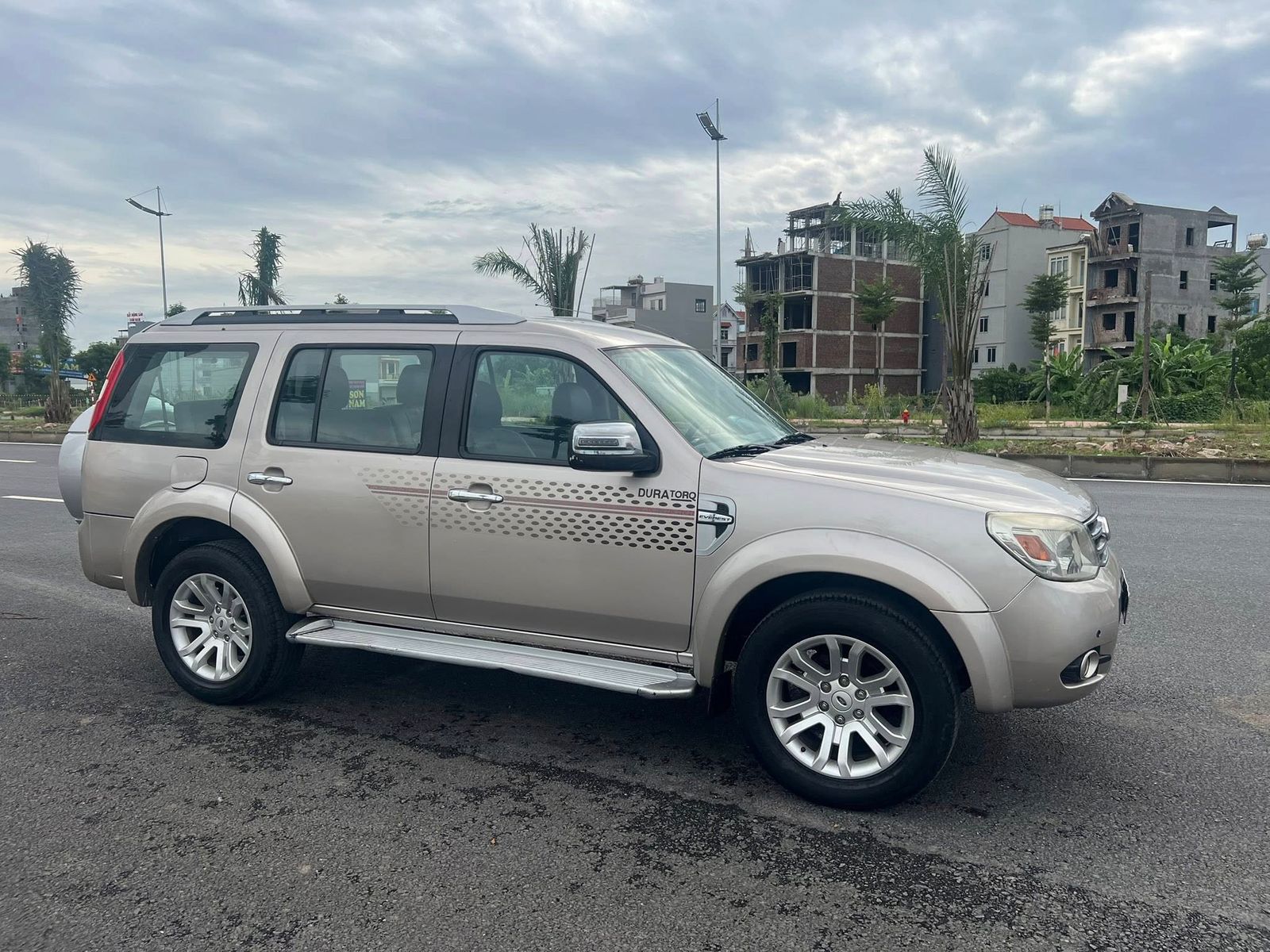 Hình ảnh xe Ford Everest 2.5L 4x2 AT 2014