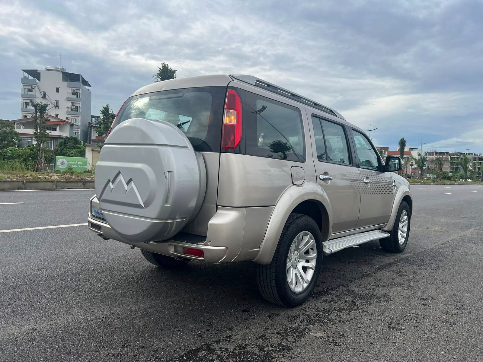 Hình ảnh xe Ford Everest 2.5L 4x2 AT 2014