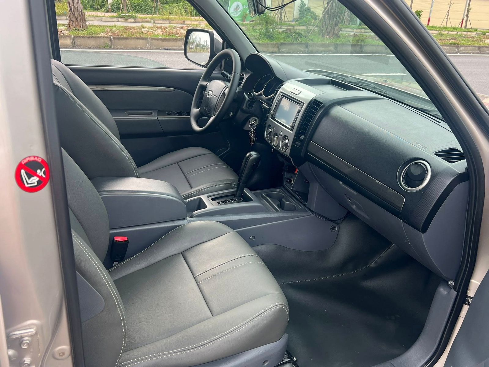 Hình ảnh xe Ford Everest 2.5L 4x2 AT 2014