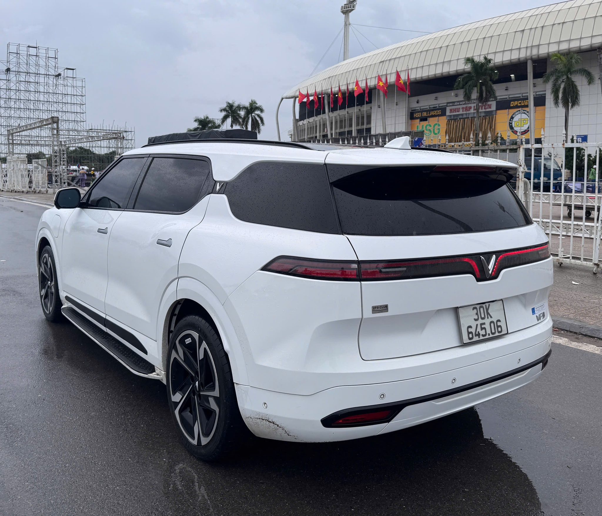 Hình ảnh xe VF9 plus màu trắng sx 2023 Odo 5v km