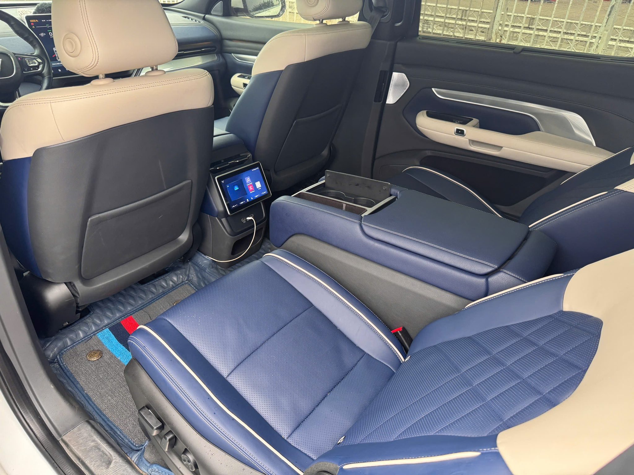 Hình ảnh xe VF9 plus màu trắng sx 2023 Odo 5v km