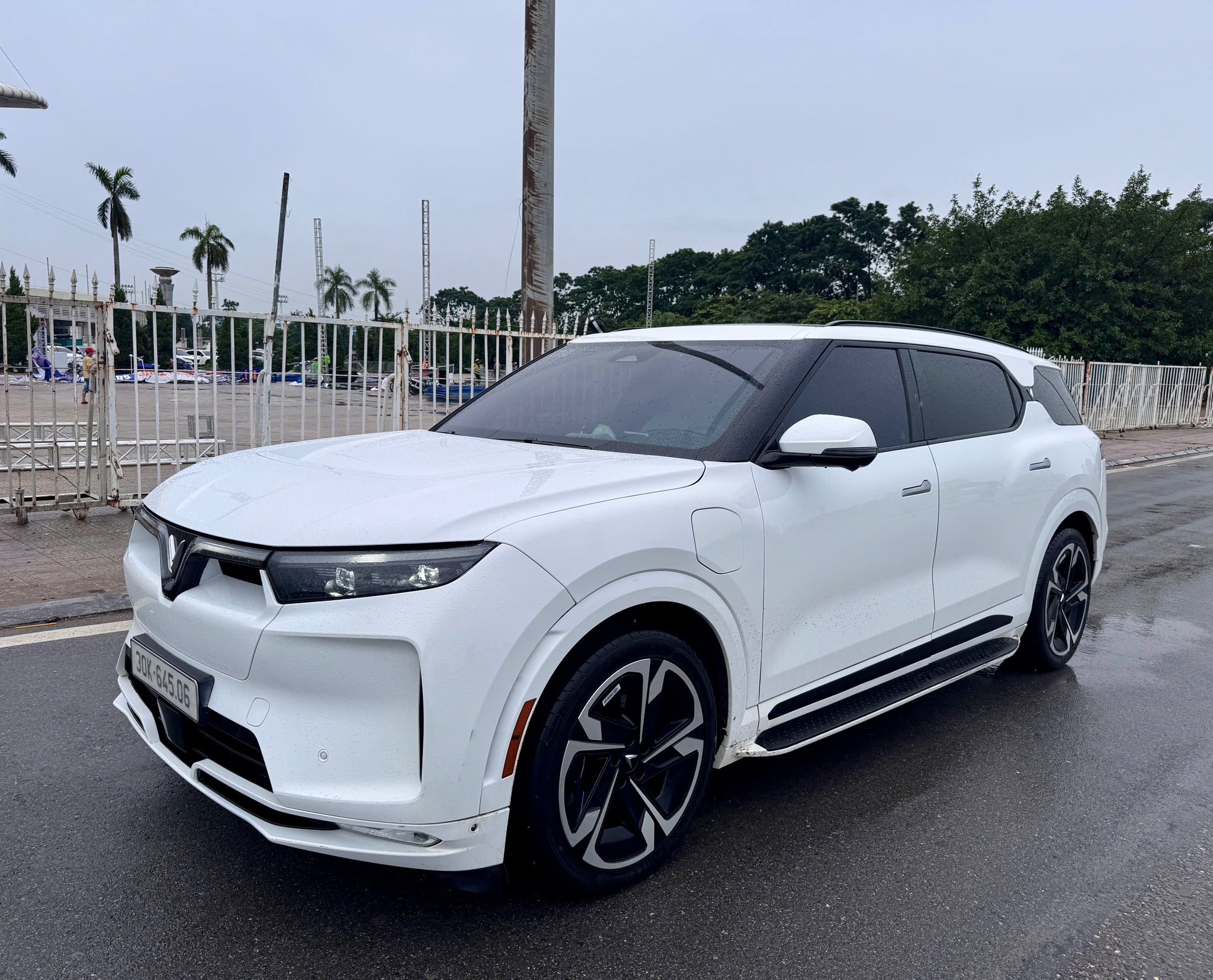 Hình ảnh xe VF9 plus màu trắng sx 2023 Odo 5v km