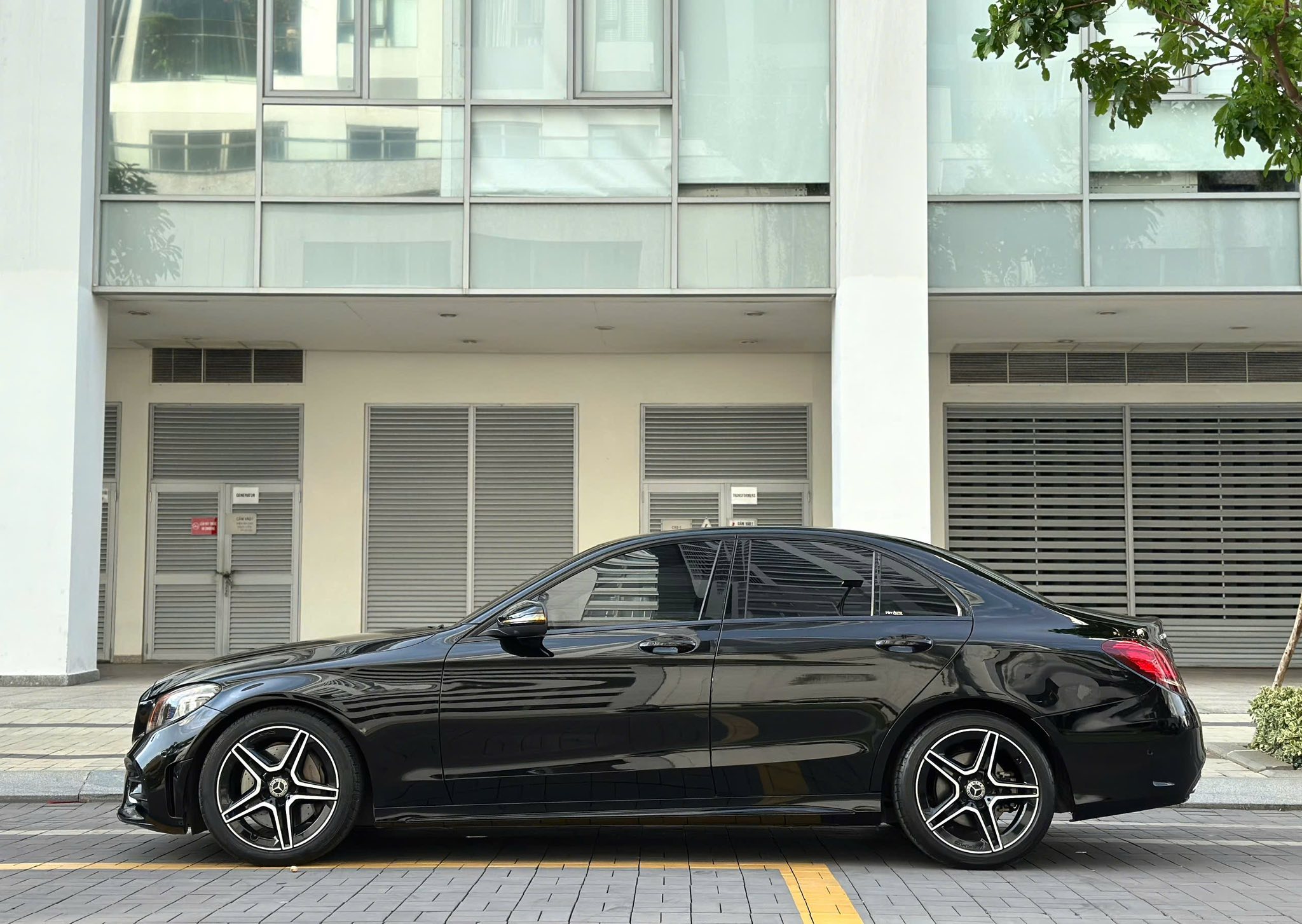 Hình ảnh xe C300 AMG sx 2019 , model 2020 màu Xanh , nội thất đen