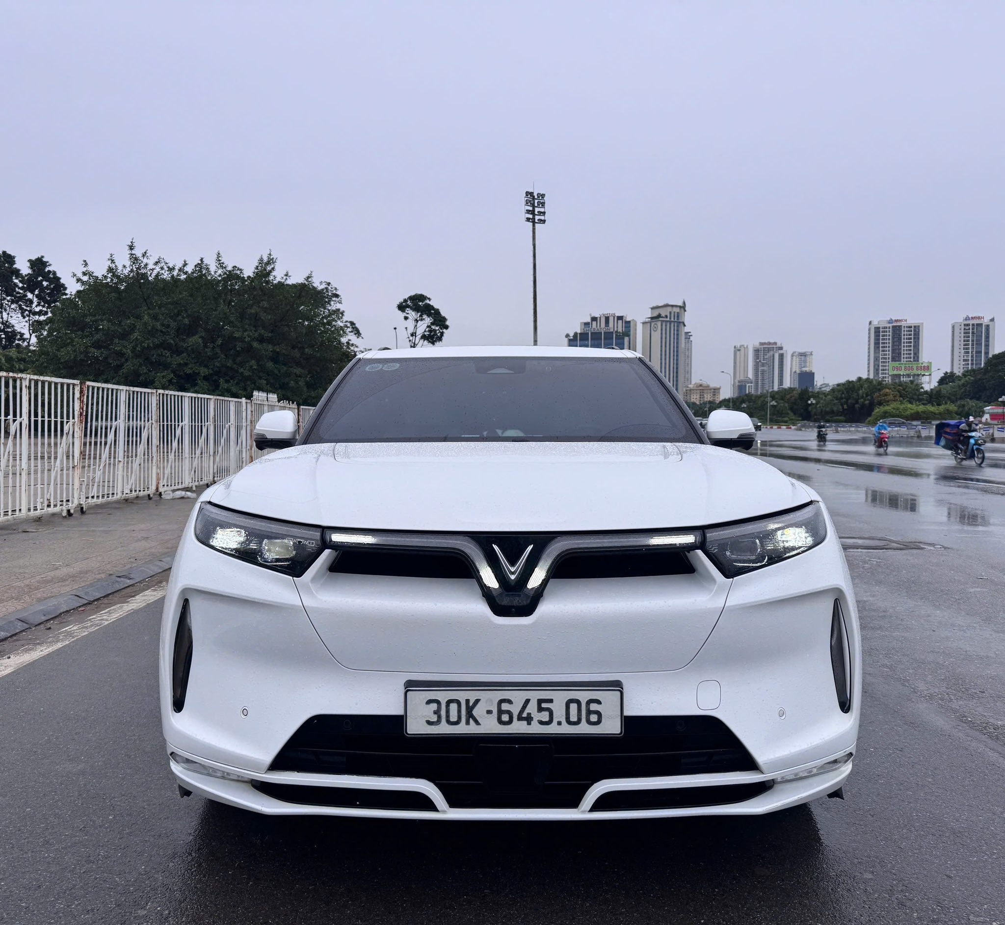 Hình ảnh xe VF9 plus màu trắng sx 2023 Odo 5v km