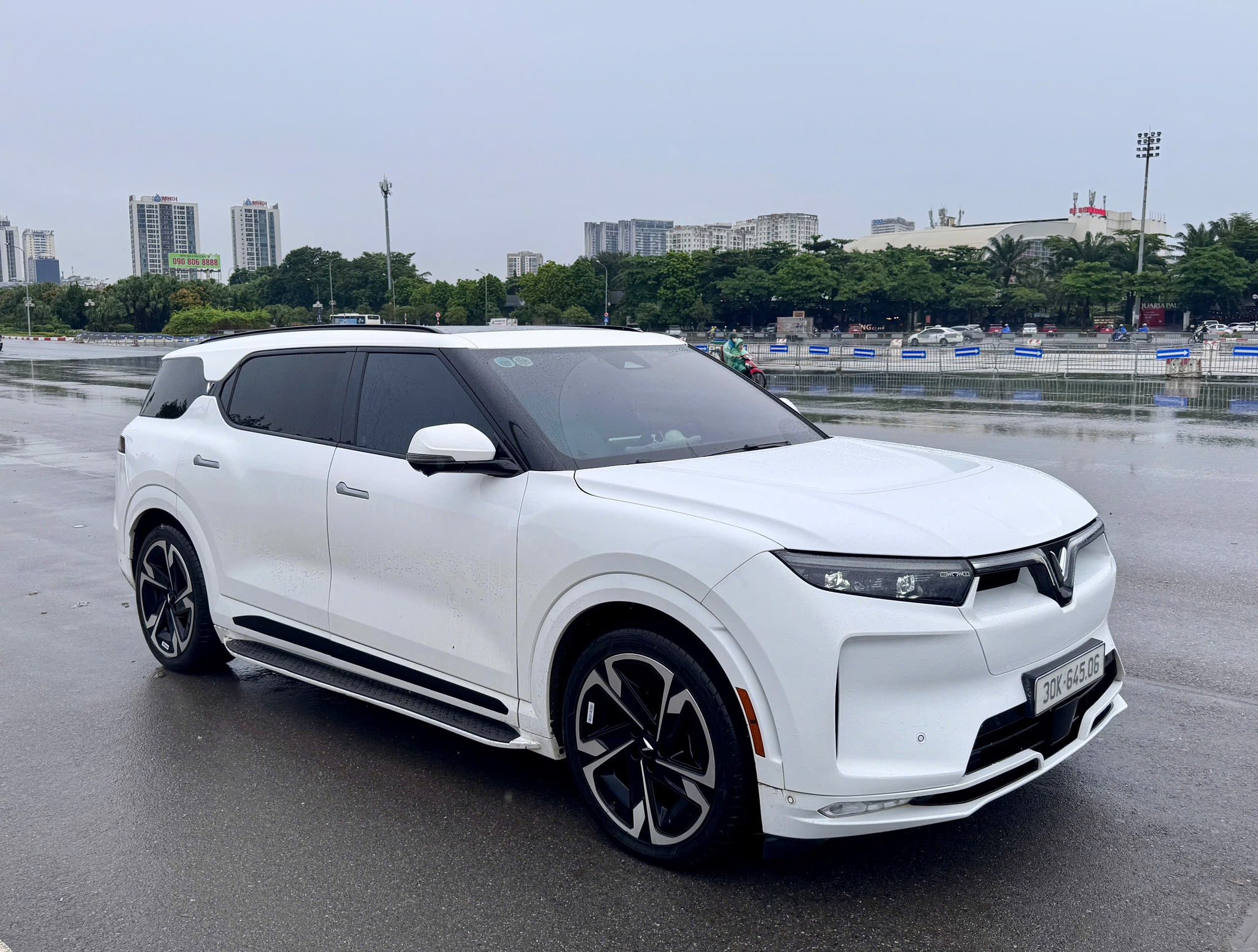 Hình ảnh xe VF9 plus màu trắng sx 2023 Odo 5v km