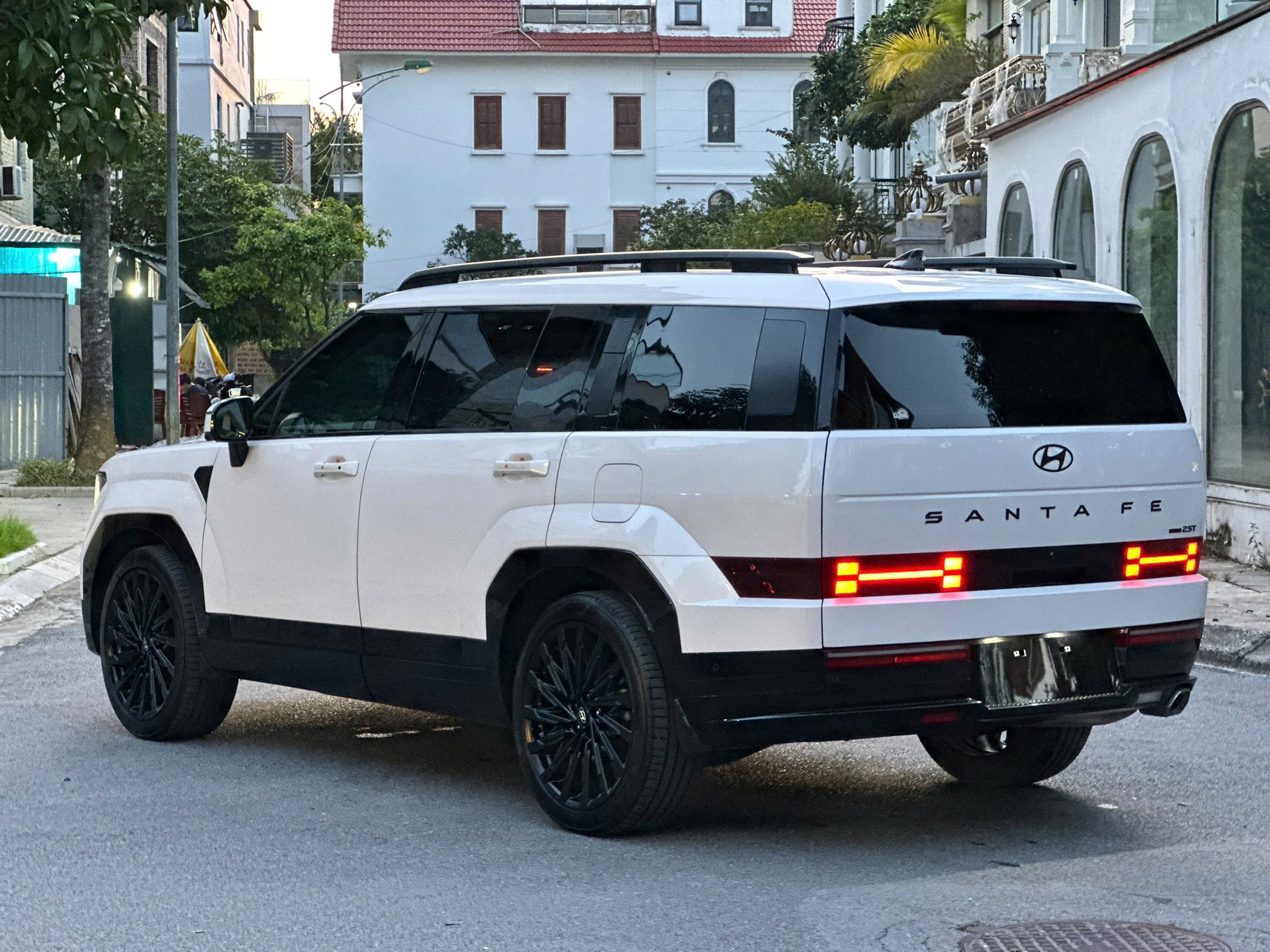 Hình ảnh xe HYUNDAI SANTA FE CALLIGRAPHY 2.5L TURBO HTRAC 2024 - 10.000KM