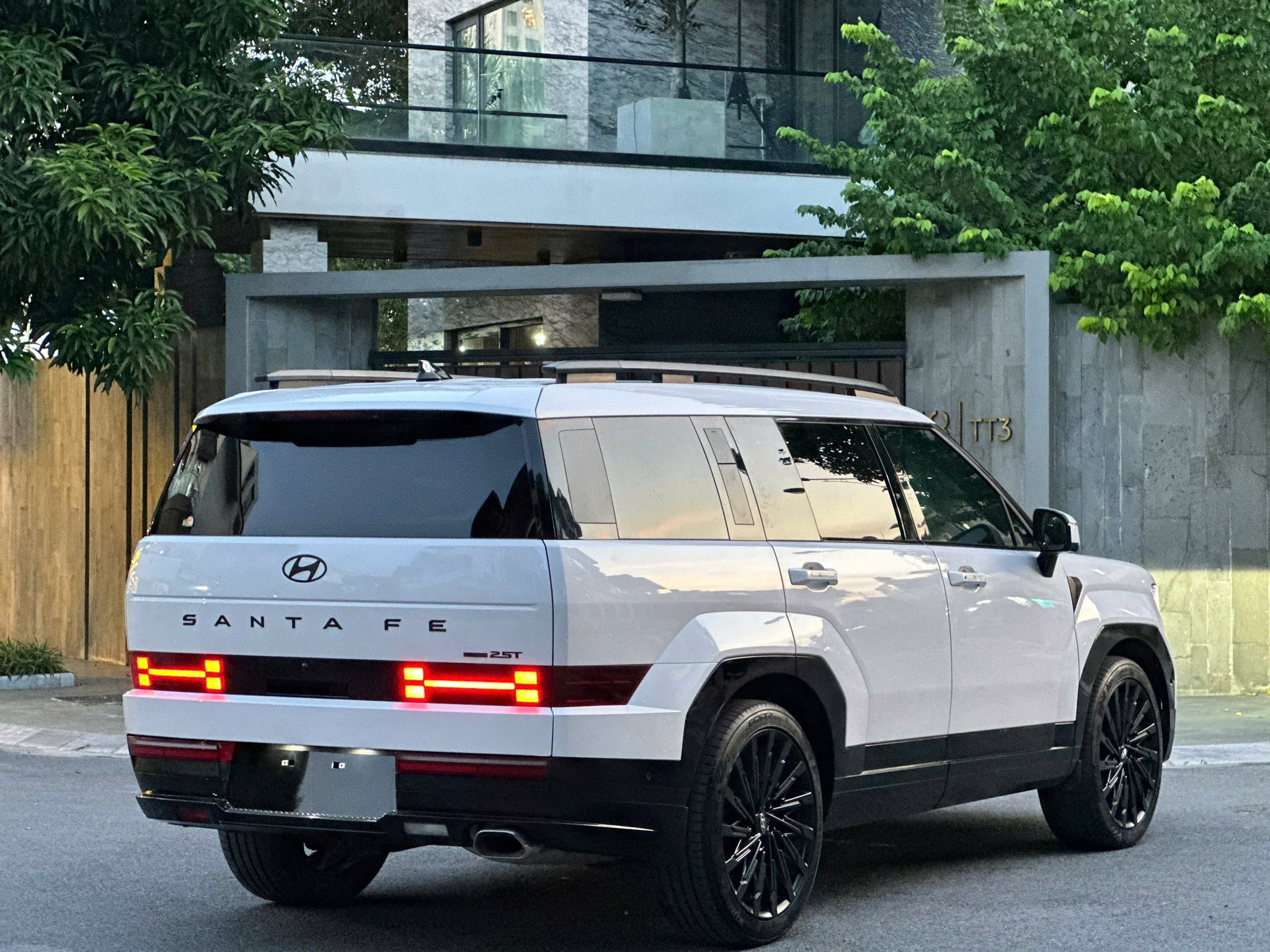 Hình ảnh xe HYUNDAI SANTA FE CALLIGRAPHY 2.5L TURBO HTRAC 2024 - 10.000KM