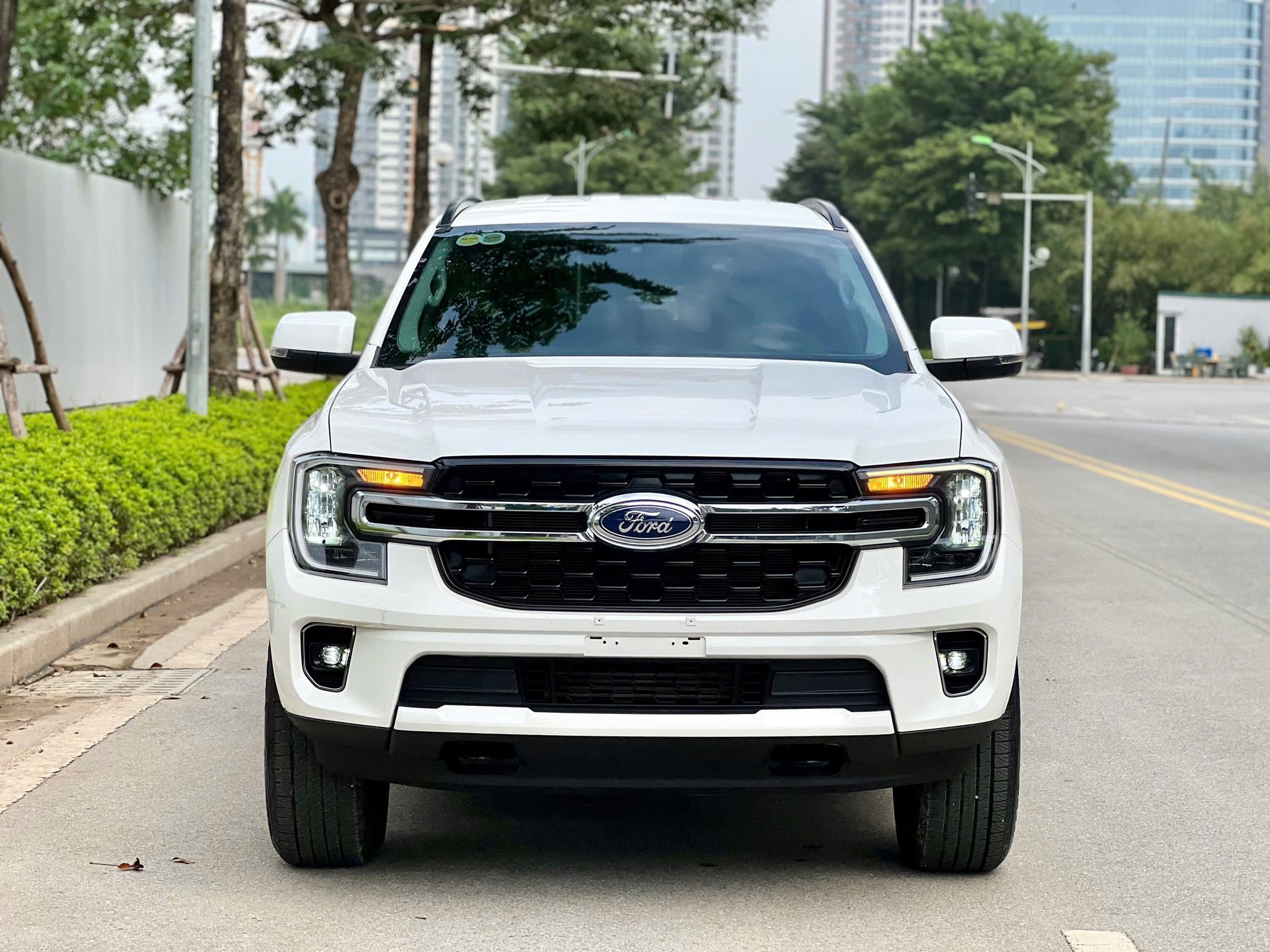 Hình ảnh xe FORD EVEREST AMBIENTE 4X2 2025 - 12.000KM