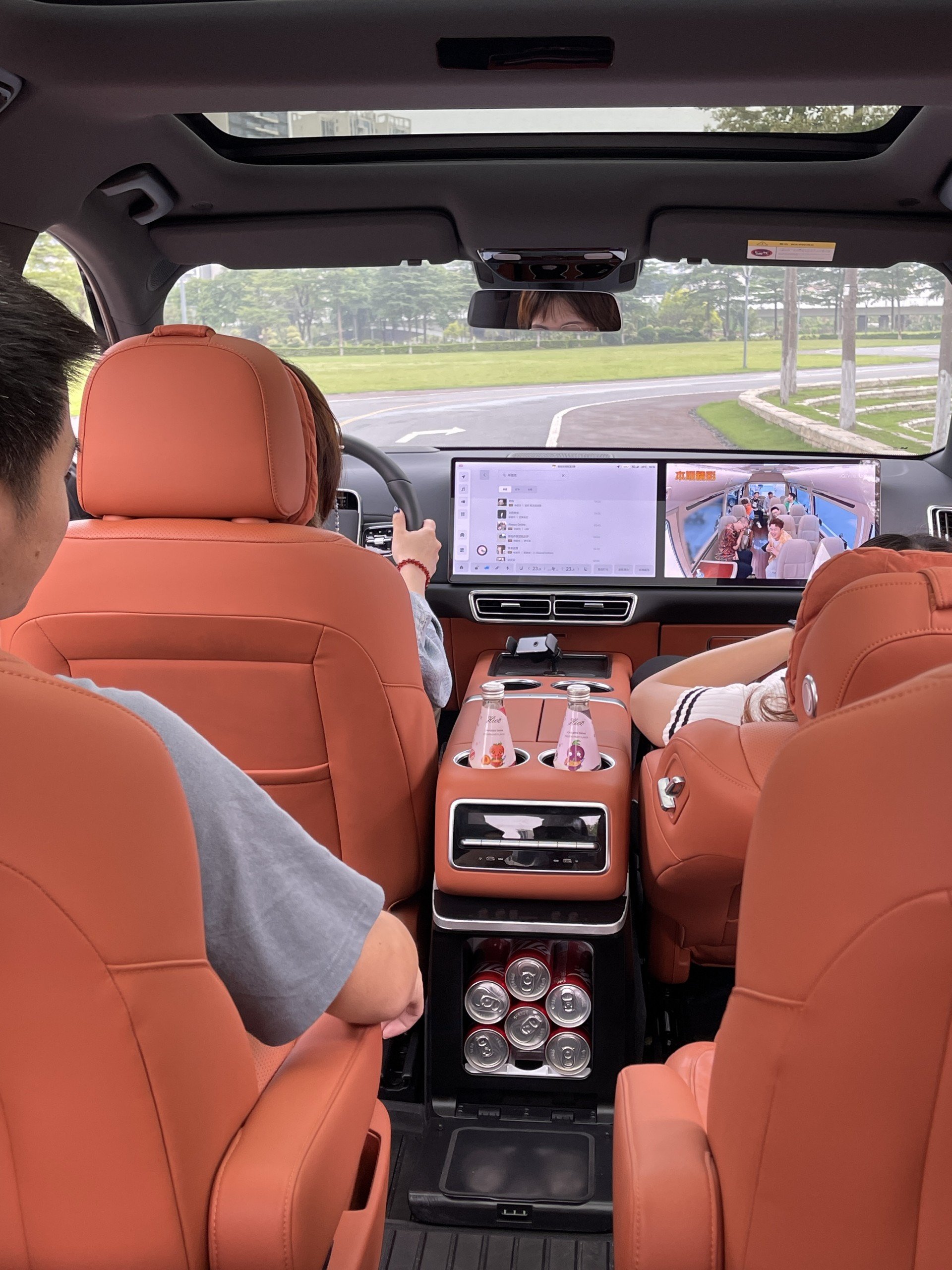 Hình ảnh xe Sword Y - Tủ lạnh ô tô thông minh cao cấp