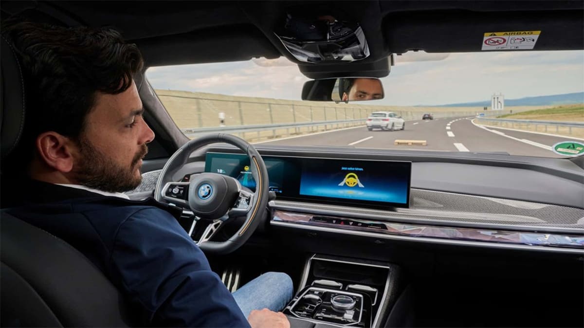 Hệ thống hỗ trợ lùi đỗ tự động cũng là một tính năng đáng chú ý trên BMW 730Li