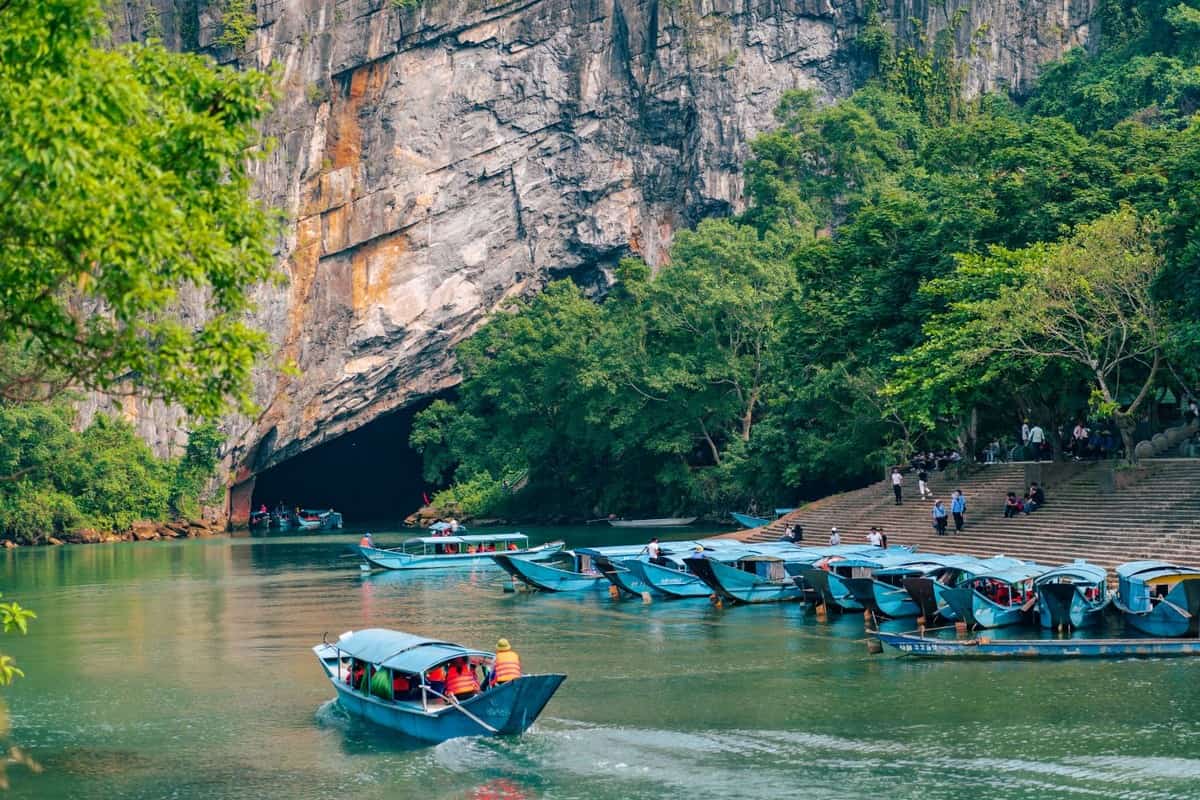 Bạn có thể khám phá động Phong Nha