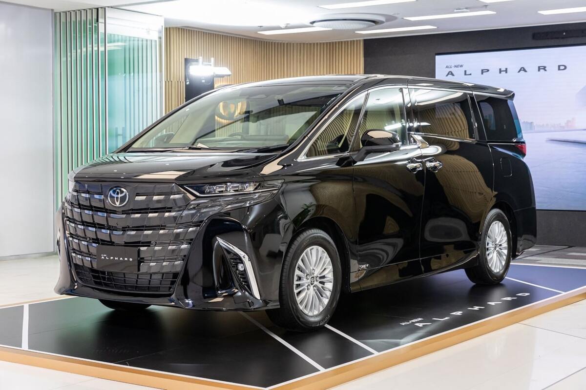 Bảng giá xe Toyota Alphard bản xăng và Hybrid dao động từ 4 tỷ 370 - 4 tỷ 475