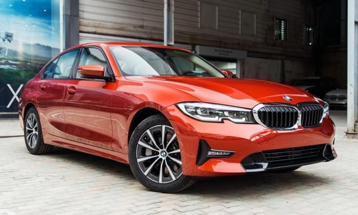 BMW 3-Series đứng là một trong những dòng sedan thể thao cạnh tranh hàng đầu với WRX