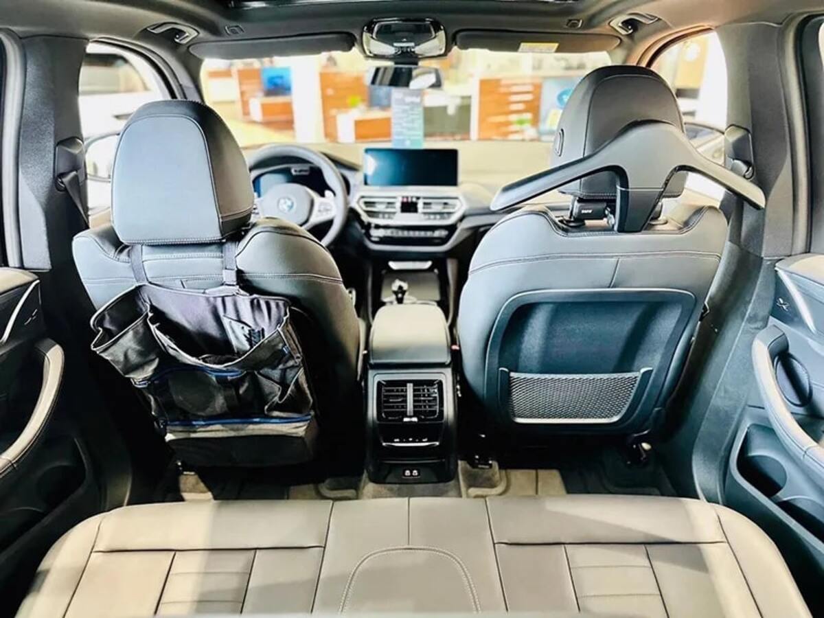 BMW 330i M Sport cũng được trang bị nhiều tính năng giải trí tiện ích hiện đại