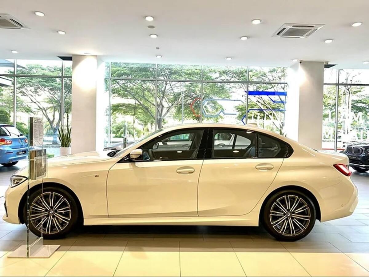BMW 330i M Sport là bản duy nhất được trang bị bộ vành thể thao M kích thước 18 inch