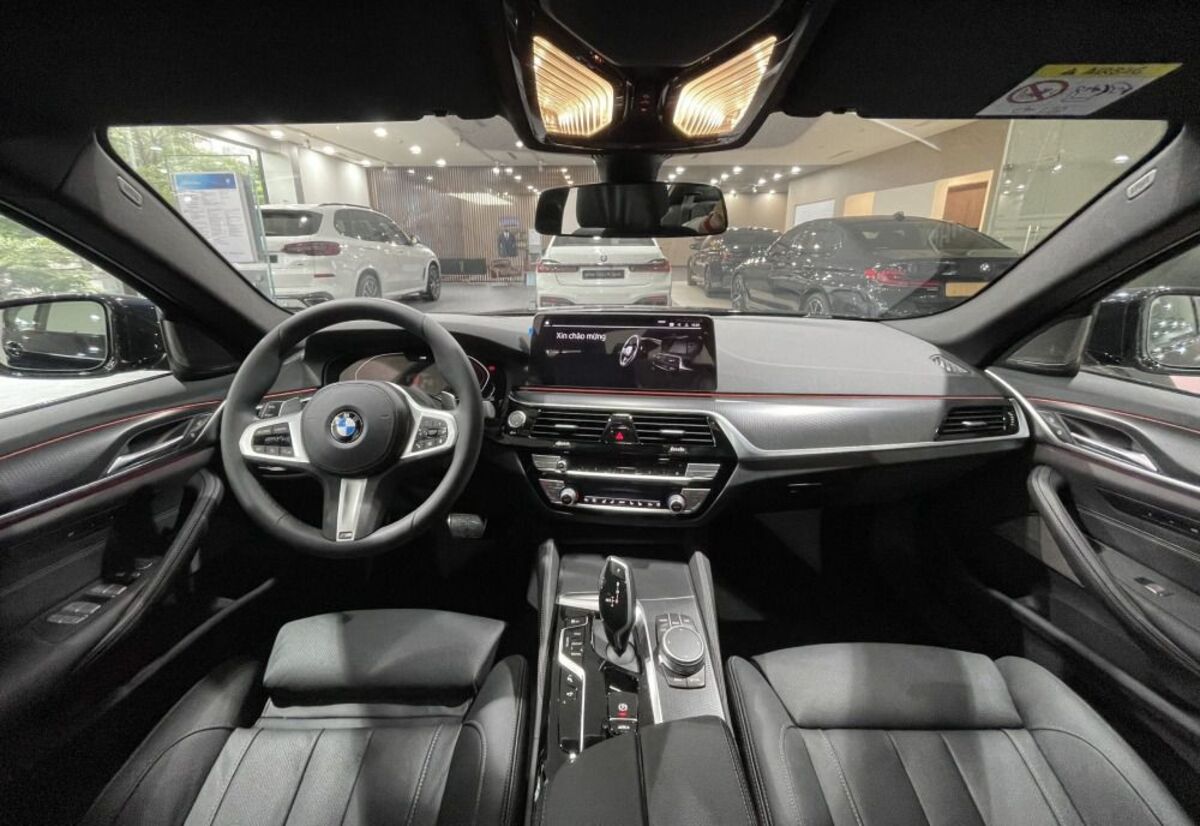 BMW 520i được trang bị nhiều tiện nghi hiện đại
