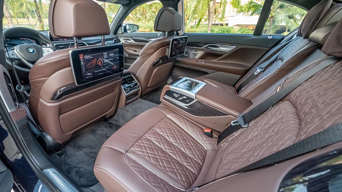 BMW 740Li có không gian nội thất rộng rãi, sang trọng và đẳng cấp