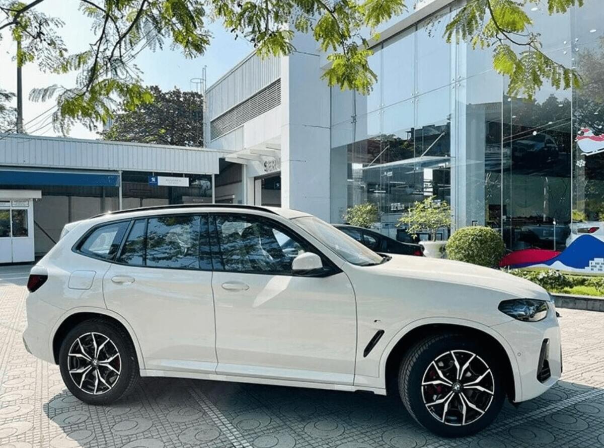 BMW X3 2023 mang phong cách năng động và trẻ trung với đường gân kéo dài nổi bật trên thân xe