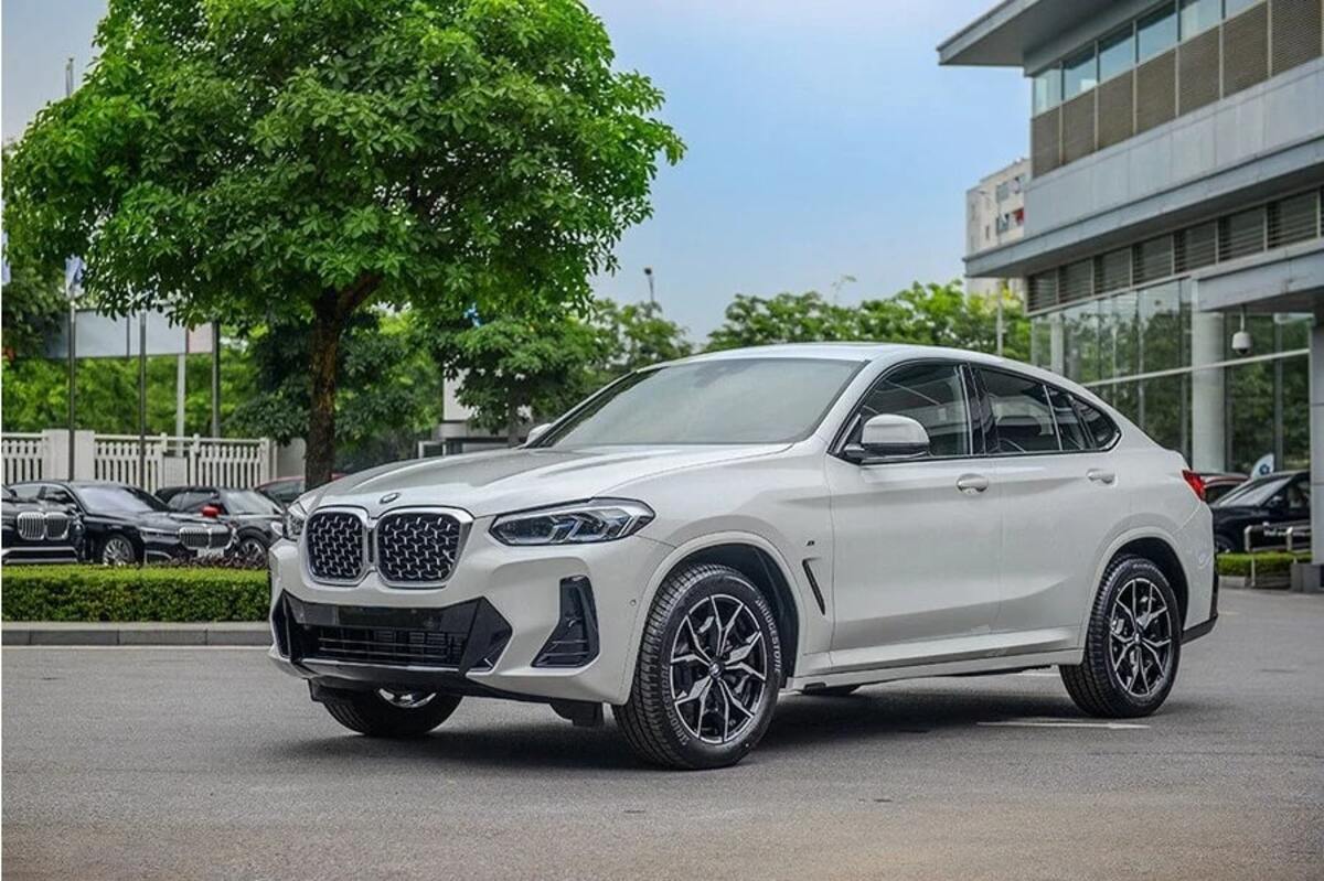 BMW X4 2023 được trang bị kỹ lưỡng với nhiều tính năng thông minh và đáng giá