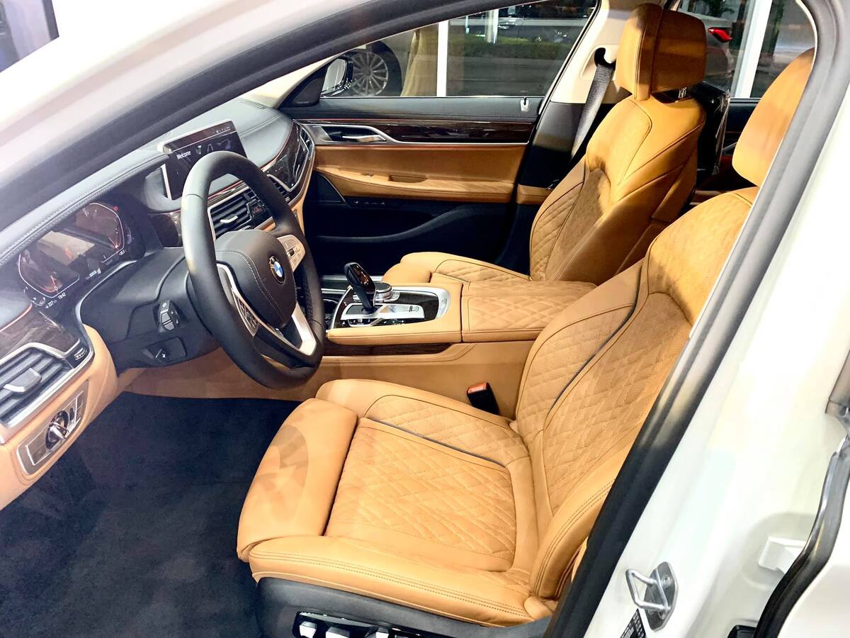 Bọc ghế 740Li là da Nappa Exclusive mang lại cảm giác thoải mái tuyệt vời cho người ngồi
