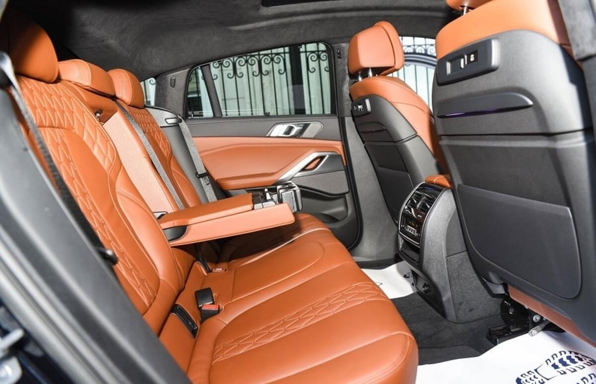 Các hàng ghế trên xe X6 được bọc da Vernasca cao cấp và không gian ngồi rộng rãi