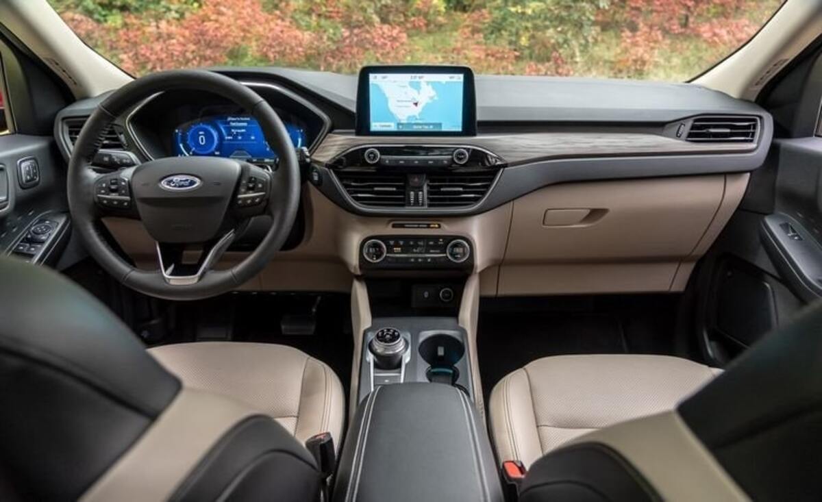 Các trang bị tiện nghi, tính năng an toàn tích hợp đầy đủ trên bảng điều khiển