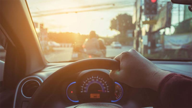 Cách căn đầu xe ô tô với xe máy chạy phía trước