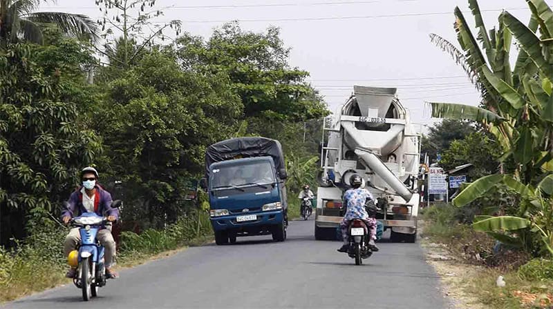 Cách canh khoảng cách với xe chạy làn ngược chiều trên đường hẹp