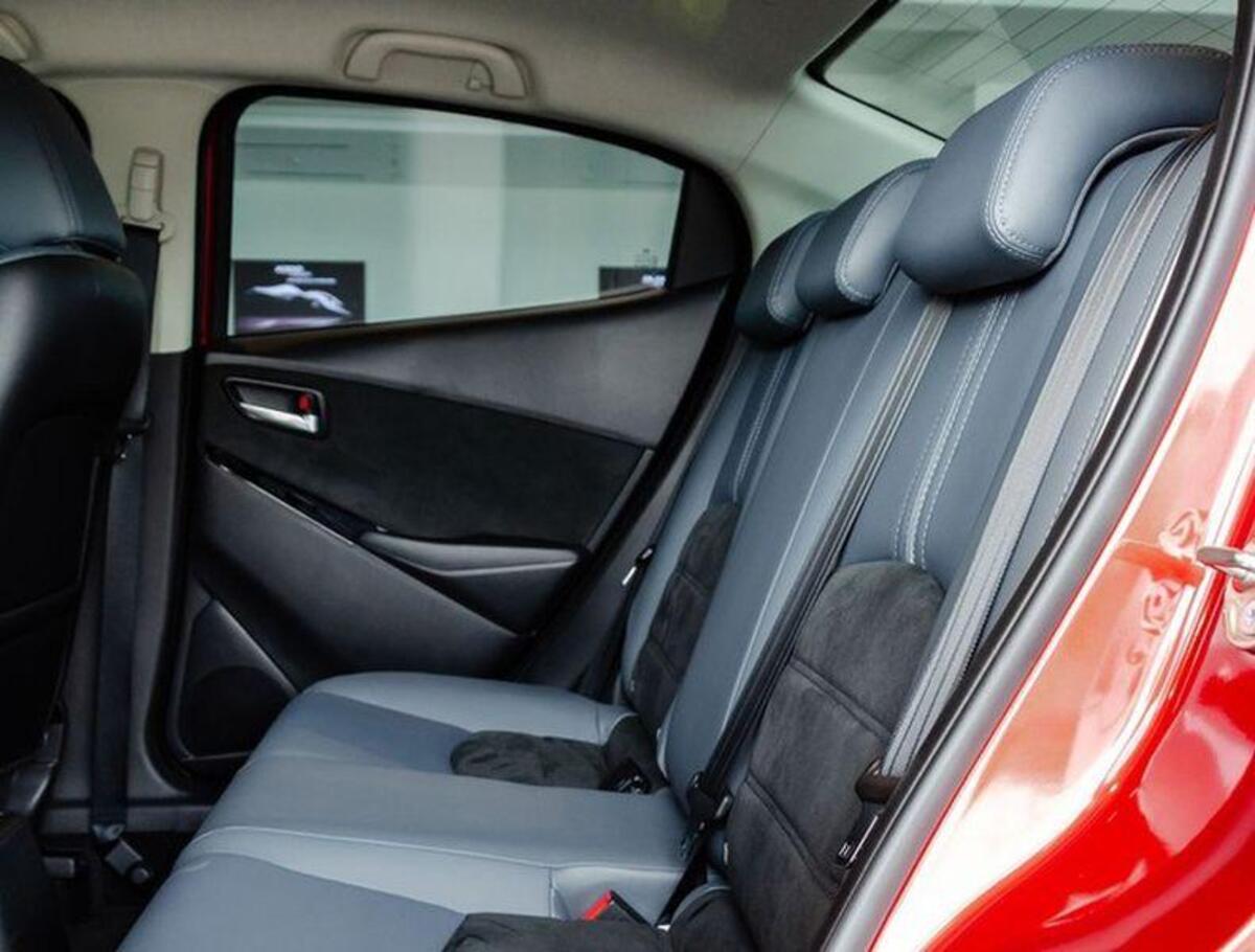 Cảm giác thoải mái khi ngồi sau xe Mazda 2 2020