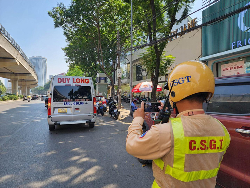 Cảnh sát giao thông dừng xe sai quy định, khiếu nại thế nào?