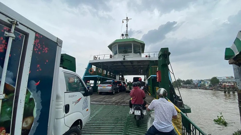Chấp hành đúng luật quy định lên xuống phà để tránh bị phạt