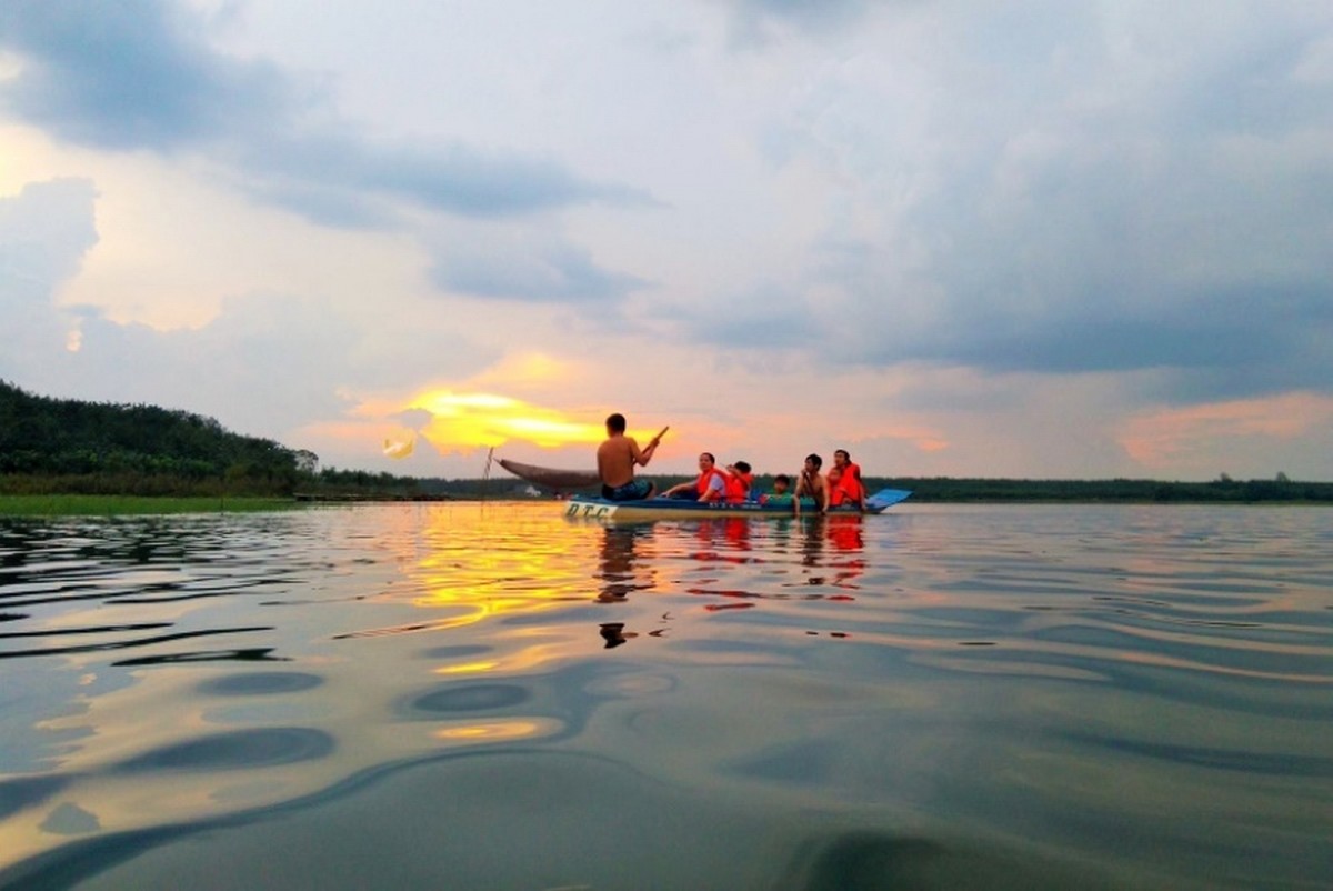 Chèo thuyền Kayak ở hồ Suối Giai