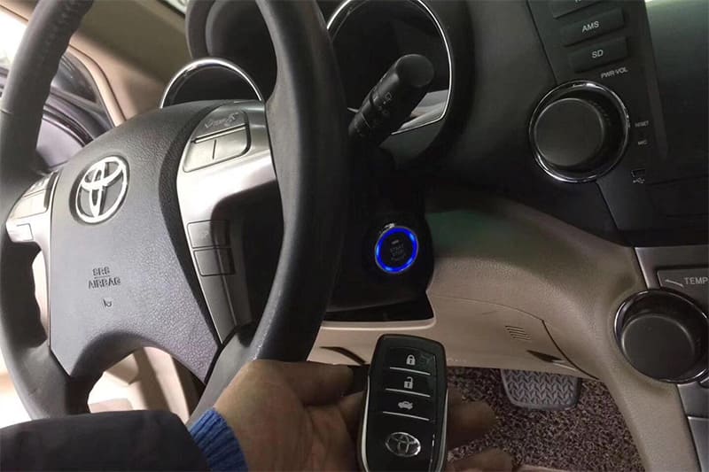 Cách nổ máy khi chìa khóa thông minh thế hệ thứ ba hết pin