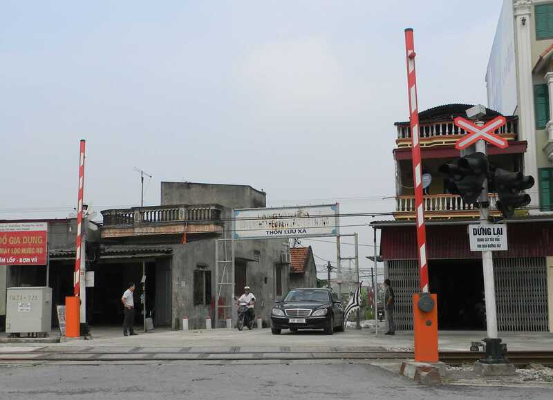 Chú ý quan sát kỹ xung quanh trước khi lái xe qua đường sắt