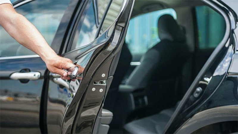 Cửa ô tô không mở được từ bên trong